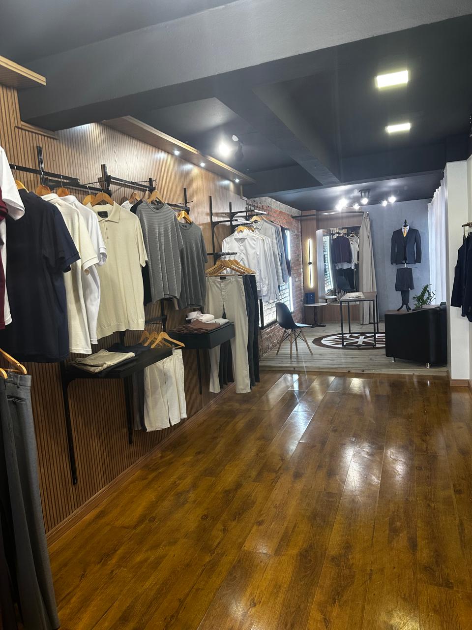 Interior da loja FL Alfaiataria em Pelotas com camisas sociais e polos