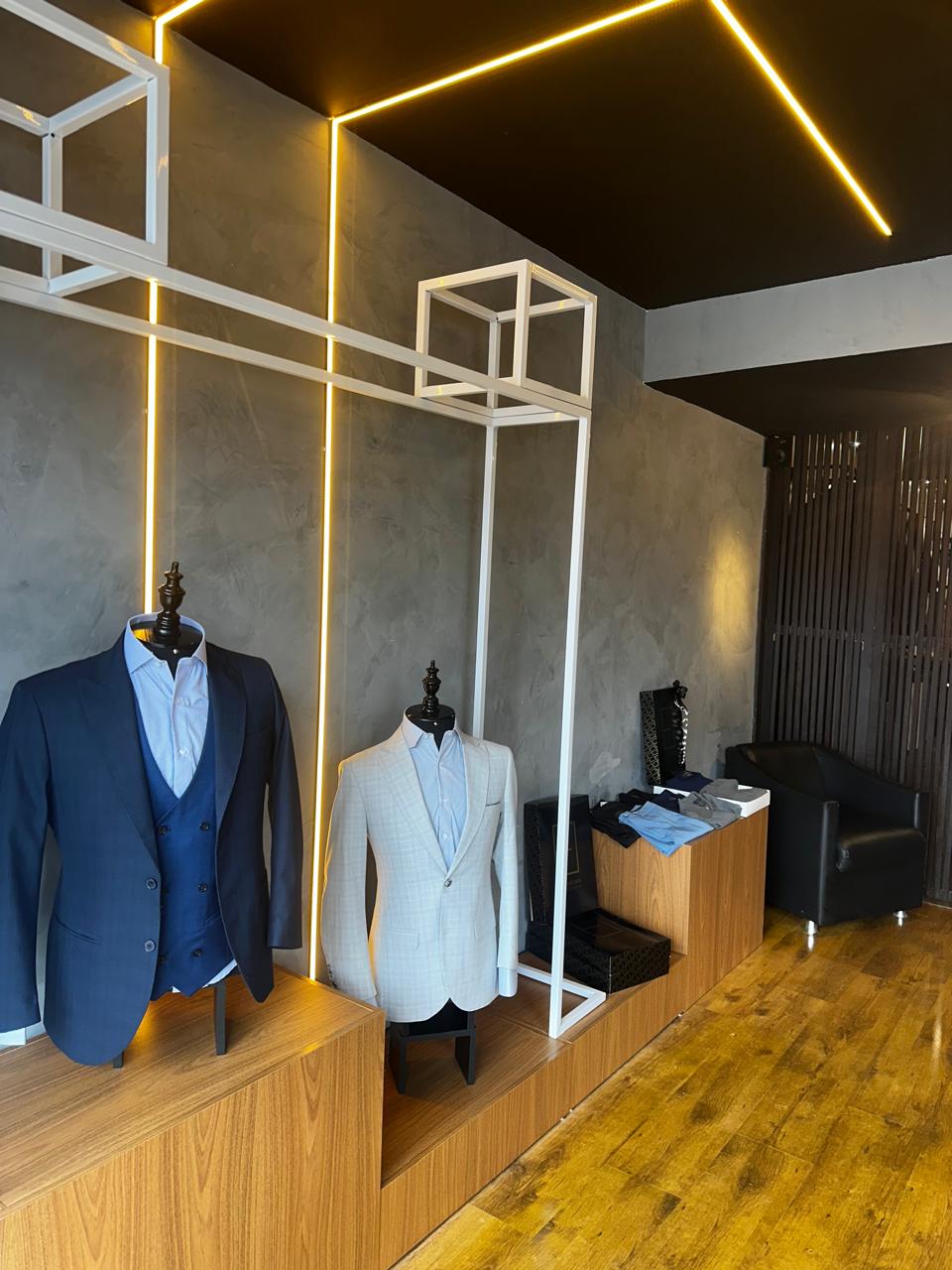Ternos sob medida em exposição no showroom da FL Alfaiataria em Pelotas